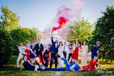 Miniature Location salle La Chapelle-Gauthier (Seine-et-Marne) - Nomade-Lodge #5 Une mariée en robe blanche applaudit devant un groupe de personnes dans un jardin lors d'une célébration.