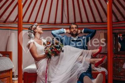 Miniature Location salle La Chapelle-Gauthier (Seine-et-Marne) - Nomade-Lodge #6 Une mariée en robe blanche applaudit devant un groupe de personnes dans un jardin lors d'une célébration.