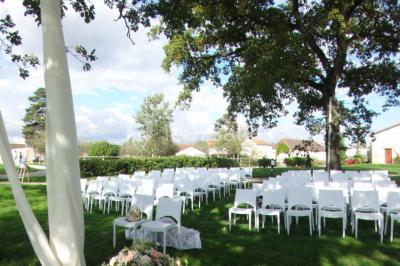 Miniature Location salle La Chapelle-Gauthier (Seine-et-Marne) - Nomade-Lodge #9 Une mariée en robe blanche applaudit devant un groupe de personnes dans un jardin lors d'une célébration.