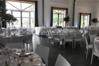 Miniature Location salle La Chapelle-Gauthier (Seine-et-Marne) - Nomade-Lodge #11 Une mariée en robe blanche applaudit devant un groupe de personnes dans un jardin lors d'une célébration.
