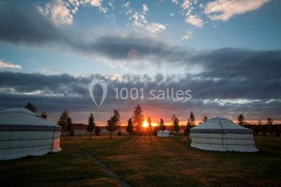 Miniature Location salle La Chapelle-Gauthier (Seine-et-Marne) - Nomade-Lodge #12 Une mariée en robe blanche applaudit devant un groupe de personnes dans un jardin lors d'une célébration.