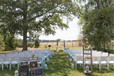 Miniature Location salle La Chapelle-Gauthier (Seine-et-Marne) - Nomade-Lodge #14 Une mariée en robe blanche applaudit devant un groupe de personnes dans un jardin lors d'une célébration.