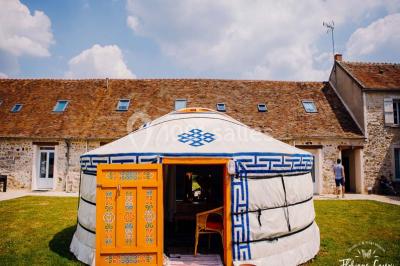 Miniature Location salle La Chapelle-Gauthier (Seine-et-Marne) - Nomade-Lodge #15 Une mariée en robe blanche applaudit devant un groupe de personnes dans un jardin lors d'une célébration.