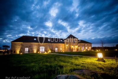 Miniature Location salle La Chapelle-Gauthier (Seine-et-Marne) - Nomade-Lodge #17 Une mariée en robe blanche applaudit devant un groupe de personnes dans un jardin lors d'une célébration.