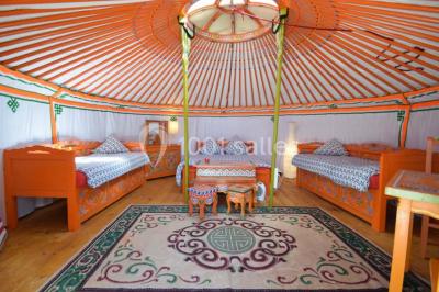 Miniature Location salle La Chapelle-Gauthier (Seine-et-Marne) - Nomade-Lodge #18 Une mariée en robe blanche applaudit devant un groupe de personnes dans un jardin lors d'une célébration.