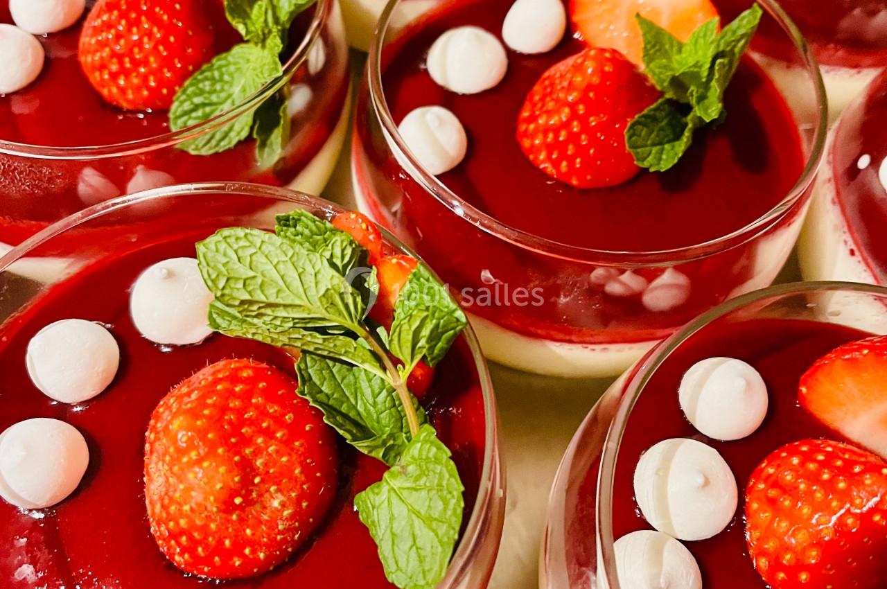 Location salle La Chapelle-Gauthier (Seine-et-Marne) - Nomade-Lodge #21 Desserts en verrines composés de coulis rouge, fraises fraîches, feuilles de menthe et petites meringues blanches.