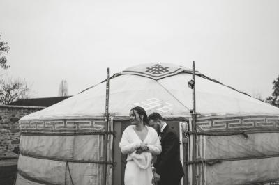 Miniature Location salle La Chapelle-Gauthier (Seine-et-Marne) - Nomade-Lodge #30 Une mariée en robe blanche applaudit devant un groupe de personnes dans un jardin lors d'une célébration.