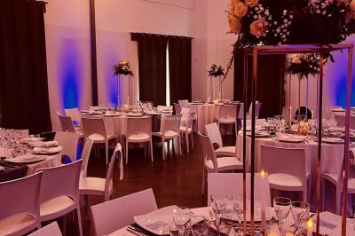 Miniature Location salle La Chapelle-Gauthier (Seine-et-Marne) - Nomade-Lodge #34 Une mariée en robe blanche applaudit devant un groupe de personnes dans un jardin lors d'une célébration.