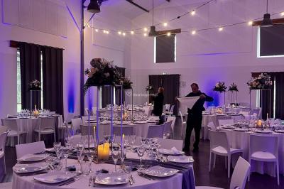 Miniature Location salle La Chapelle-Gauthier (Seine-et-Marne) - Nomade-Lodge #36 Une mariée en robe blanche applaudit devant un groupe de personnes dans un jardin lors d'une célébration.