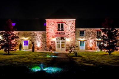 Miniature Location salle La Chapelle-Gauthier (Seine-et-Marne) - Nomade-Lodge #40 Une mariée en robe blanche applaudit devant un groupe de personnes dans un jardin lors d'une célébration.