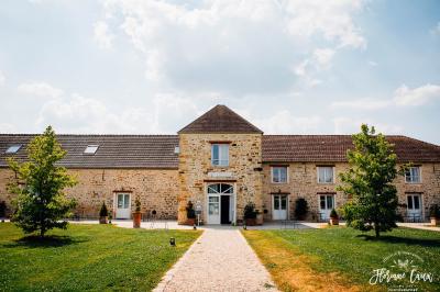 Miniature Location salle La Chapelle-Gauthier (Seine-et-Marne) - Nomade-Lodge #42 Une mariée en robe blanche applaudit devant un groupe de personnes dans un jardin lors d'une célébration.