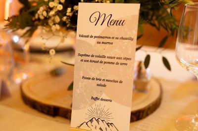 Miniature Location salle La Chapelle-Gauthier (Seine-et-Marne) - Nomade-Lodge #26 Une mariée en robe blanche applaudit devant un groupe de personnes dans un jardin lors d'une célébration.