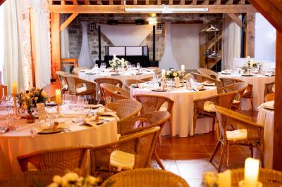 Miniature Location salle La Chapelle-Gauthier (Seine-et-Marne) - Nomade-Lodge #27 Une mariée en robe blanche applaudit devant un groupe de personnes dans un jardin lors d'une célébration.