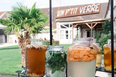 Miniature Location salle La Chapelle-Gauthier (Seine-et-Marne) - Nomade-Lodge #29 Une mariée en robe blanche applaudit devant un groupe de personnes dans un jardin lors d'une célébration.