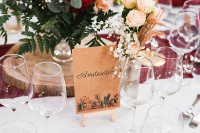 Miniature Location salle La Chapelle-Gauthier (Seine-et-Marne) - Nomade-Lodge #31 Une mariée en robe blanche applaudit devant un groupe de personnes dans un jardin lors d'une célébration.