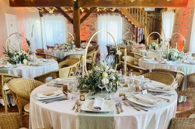 Miniature Location salle La Chapelle-Gauthier (Seine-et-Marne) - Nomade-Lodge #33 Une mariée en robe blanche applaudit devant un groupe de personnes dans un jardin lors d'une célébration.