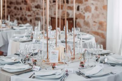 Miniature Location salle La Chapelle-Gauthier (Seine-et-Marne) - Nomade-Lodge #35 Une mariée en robe blanche applaudit devant un groupe de personnes dans un jardin lors d'une célébration.