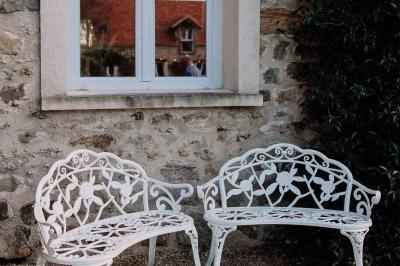 Miniature Location salle La Chapelle-Gauthier (Seine-et-Marne) - Nomade-Lodge #39 Une mariée en robe blanche applaudit devant un groupe de personnes dans un jardin lors d'une célébration.