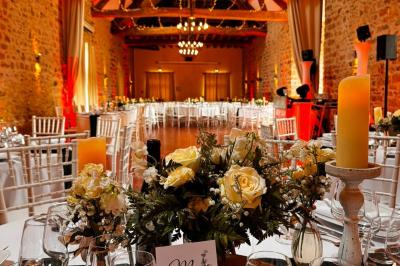 Miniature Location salle La Chapelle-Gauthier (Seine-et-Marne) - Nomade-Lodge #41 Une mariée en robe blanche applaudit devant un groupe de personnes dans un jardin lors d'une célébration.