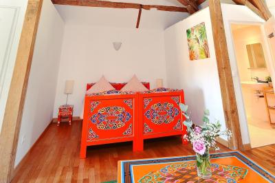 Miniature Location salle La Chapelle-Gauthier (Seine-et-Marne) - Nomade-Lodge #43 Une mariée en robe blanche applaudit devant un groupe de personnes dans un jardin lors d'une célébration.