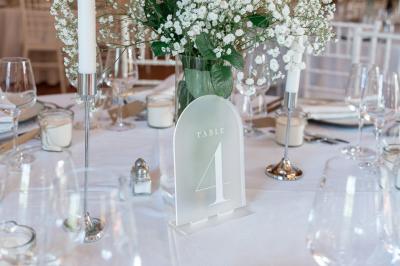 Miniature Location salle La Chapelle-Gauthier (Seine-et-Marne) - Nomade-Lodge #44 Une mariée en robe blanche applaudit devant un groupe de personnes dans un jardin lors d'une célébration.