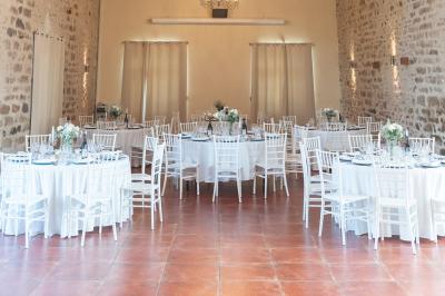 Miniature Location salle La Chapelle-Gauthier (Seine-et-Marne) - Nomade-Lodge #45 Une mariée en robe blanche applaudit devant un groupe de personnes dans un jardin lors d'une célébration.