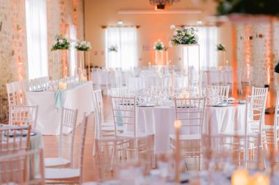 Miniature Location salle La Chapelle-Gauthier (Seine-et-Marne) - Nomade-Lodge #46 Une mariée en robe blanche applaudit devant un groupe de personnes dans un jardin lors d'une célébration.