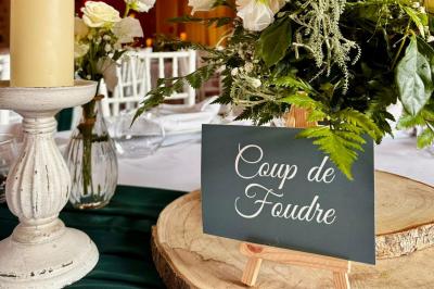 Miniature Location salle La Chapelle-Gauthier (Seine-et-Marne) - Nomade-Lodge #47 Une mariée en robe blanche applaudit devant un groupe de personnes dans un jardin lors d'une célébration.
