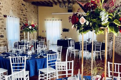 Miniature Location salle La Chapelle-Gauthier (Seine-et-Marne) - Nomade-Lodge #48 Une mariée en robe blanche applaudit devant un groupe de personnes dans un jardin lors d'une célébration.