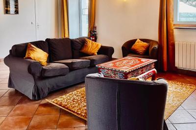 Miniature Location salle La Chapelle-Gauthier (Seine-et-Marne) - Nomade-Lodge #50 Une mariée en robe blanche applaudit devant un groupe de personnes dans un jardin lors d'une célébration.