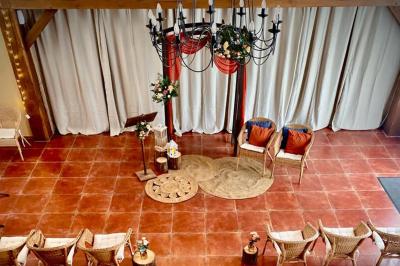 Miniature Location salle La Chapelle-Gauthier (Seine-et-Marne) - Nomade-Lodge #54 Une mariée en robe blanche applaudit devant un groupe de personnes dans un jardin lors d'une célébration.