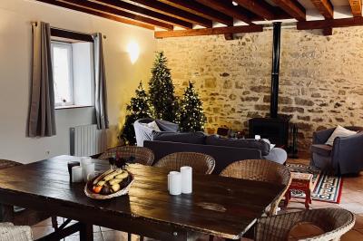 Miniature Location salle La Chapelle-Gauthier (Seine-et-Marne) - Nomade-Lodge #57 Une mariée en robe blanche applaudit devant un groupe de personnes dans un jardin lors d'une célébration.