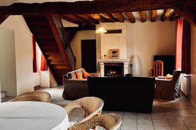 Miniature Location salle La Chapelle-Gauthier (Seine-et-Marne) - Nomade-Lodge #58 Une mariée en robe blanche applaudit devant un groupe de personnes dans un jardin lors d'une célébration.