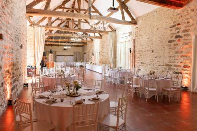 Miniature Location salle La Chapelle-Gauthier (Seine-et-Marne) - Nomade-Lodge #59 Une mariée en robe blanche applaudit devant un groupe de personnes dans un jardin lors d'une célébration.