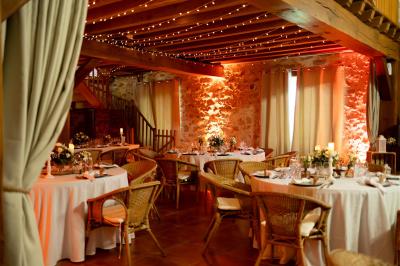 Miniature Location salle La Chapelle-Gauthier (Seine-et-Marne) - Nomade-Lodge #61 Une mariée en robe blanche applaudit devant un groupe de personnes dans un jardin lors d'une célébration.
