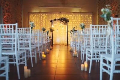 Miniature Location salle La Chapelle-Gauthier (Seine-et-Marne) - Nomade-Lodge #63 Une mariée en robe blanche applaudit devant un groupe de personnes dans un jardin lors d'une célébration.