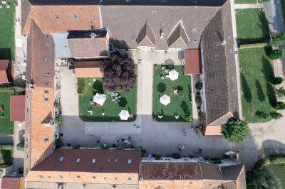 Miniature Location salle La Chapelle-Gauthier (Seine-et-Marne) - Nomade-Lodge #66 Une mariée en robe blanche applaudit devant un groupe de personnes dans un jardin lors d'une célébration.