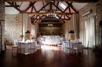 Miniature Location salle La Chapelle-Gauthier (Seine-et-Marne) - Nomade-Lodge #70 Une mariée en robe blanche applaudit devant un groupe de personnes dans un jardin lors d'une célébration.
