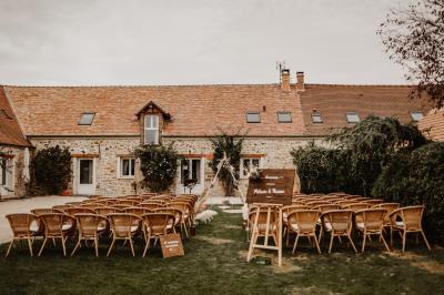 Miniature Location salle La Chapelle-Gauthier (Seine-et-Marne) - Nomade-Lodge #71 Une mariée en robe blanche applaudit devant un groupe de personnes dans un jardin lors d'une célébration.