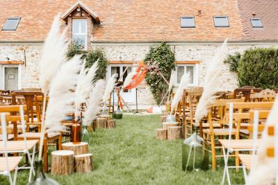 Miniature Location salle La Chapelle-Gauthier (Seine-et-Marne) - Nomade-Lodge #72 Une mariée en robe blanche applaudit devant un groupe de personnes dans un jardin lors d'une célébration.