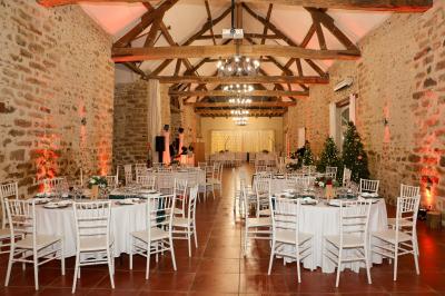 Miniature Location salle La Chapelle-Gauthier (Seine-et-Marne) - Nomade-Lodge #73 Une mariée en robe blanche applaudit devant un groupe de personnes dans un jardin lors d'une célébration.