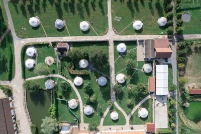 Miniature Location salle La Chapelle-Gauthier (Seine-et-Marne) - Nomade-Lodge #75 Une mariée en robe blanche applaudit devant un groupe de personnes dans un jardin lors d'une célébration.