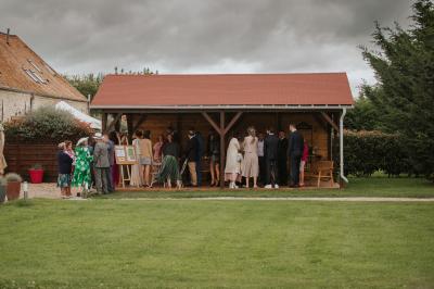 Miniature Location salle La Chapelle-Gauthier (Seine-et-Marne) - Nomade-Lodge #76 Une mariée en robe blanche applaudit devant un groupe de personnes dans un jardin lors d'une célébration.