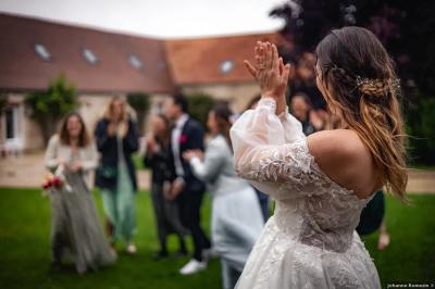 Miniature Location salle La Chapelle-Gauthier (Seine-et-Marne) - Nomade-Lodge #77 Une mariée en robe blanche applaudit devant un groupe de personnes dans un jardin lors d'une célébration.