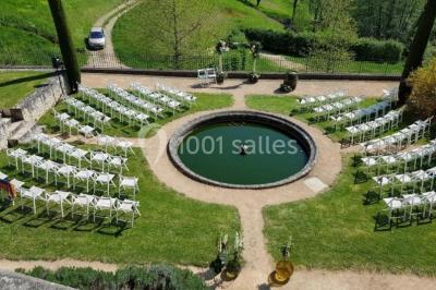 Miniature Location salle Beaujeu (Rhône) - Le Domaine de Vavril #12 Salle voûtée en pierre avec un sol en béton poli, éclairée par des lumières chaudes, et un vase de fleurs au centre.