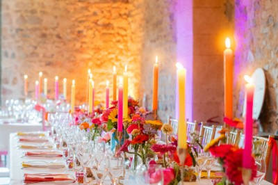 Miniature Location salle Beaujeu (Rhône) - Le Domaine de Vavril #10 Salle voûtée en pierre avec un sol en béton poli, éclairée par des lumières chaudes, et un vase de fleurs au centre.