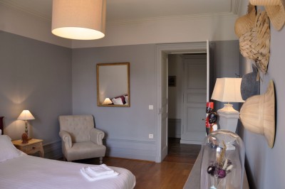 Miniature Location salle Beaujeu (Rhône) - Le Domaine de Vavril #17 Salle voûtée en pierre avec un sol en béton poli, éclairée par des lumières chaudes, et un vase de fleurs au centre.