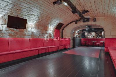 Bibliothèque intégrée dans une façade, remplie de livres aux couvertures variées, dans un cadre urbain.