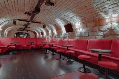 Bibliothèque intégrée dans une façade, remplie de livres aux couvertures variées, dans un cadre urbain.