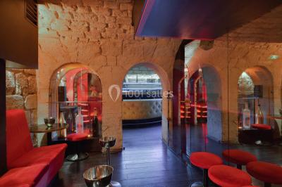 Bibliothèque intégrée dans une façade, remplie de livres aux couvertures variées, dans un cadre urbain.